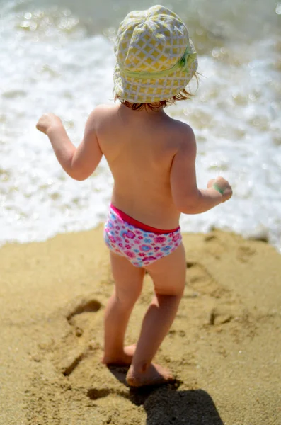 Kind op een strand — Stockfoto