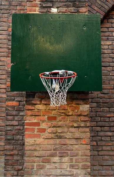 Filet de basket urbain endommagé — Photo