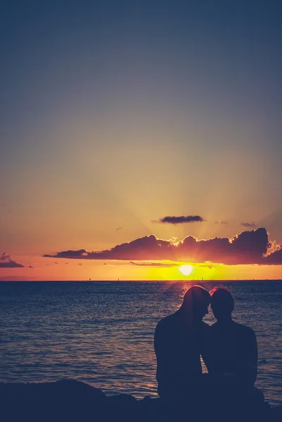 Retro abraçando casal por do sol — Fotografia de Stock