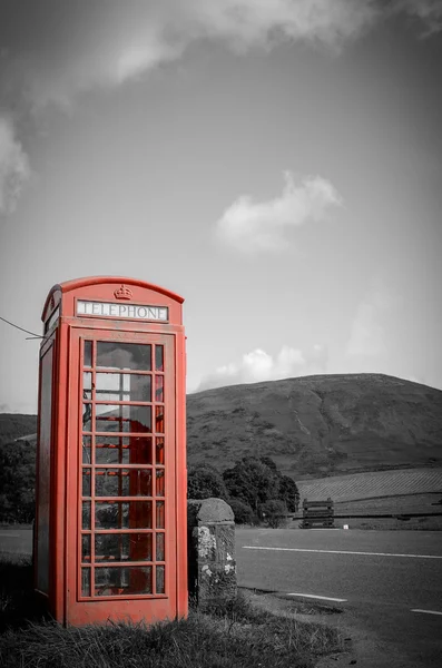 Caixa de telefone vermelho do campo — Fotografia de Stock