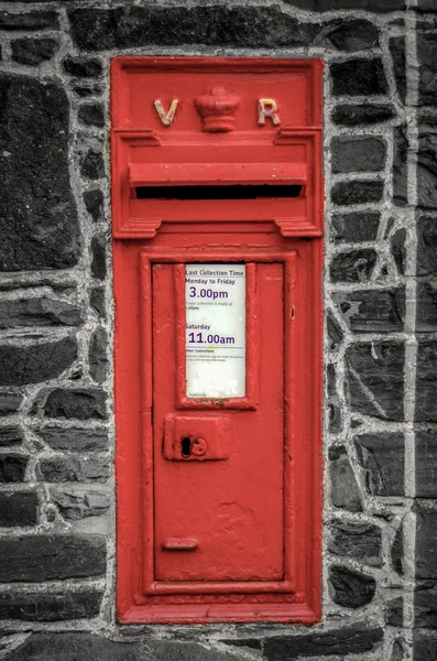 Röd postbox i väggen — Stockfoto