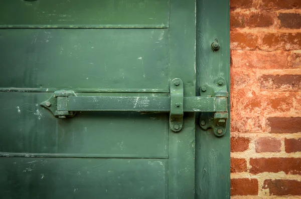 Pesante porta verde — Foto Stock