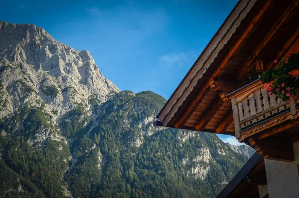 Traditional Alpine Chalet — Stock Photo, Image