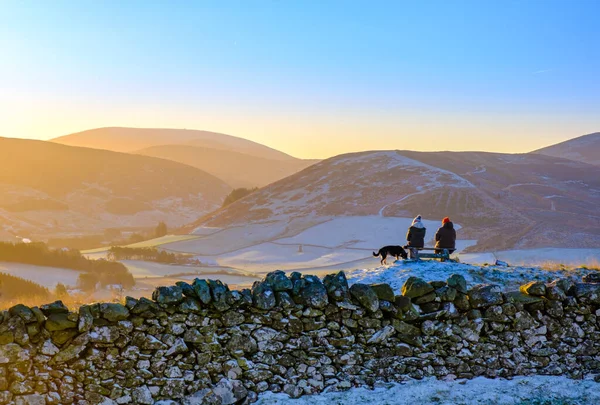 Two Friends Sitting Bench Beautiful Scottish Countryside Hike Frosty Morning — Stock Photo, Image