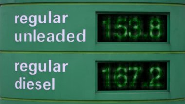 Petrol ve Diesel Fiyatları (Litre Başına Pence) Benzin İstasyonundaki İşarette Hızla Artıyor