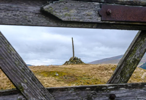 Skoçya Ahşap Bir Kapıdan Çerçevelenmiş Bir Tepenin Zirvesini Işaretlemek Için — Stok fotoğraf