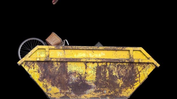 Eine Sammlung Alter Veralteter Gegenstände Die Einen Müllcontainer Fallen — Stockvideo