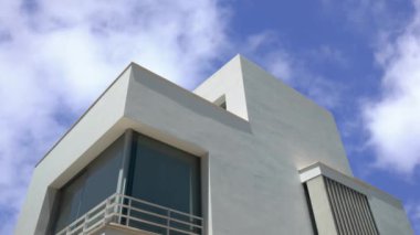 Bulutlar Modern Lüks Villa 'nın Üzerinde İlerliyor