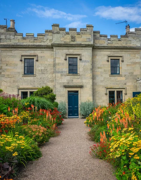 Beautiful Flowerbeds Lining Approach Grand Old English Stately Home Mansion — Stockfoto