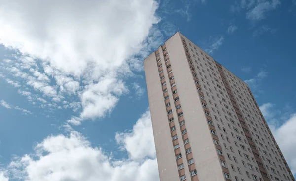 Glasgow Skoçya Daki Council Estate Tower Block Parlak Mavi Gökyüzüne Stok Resim