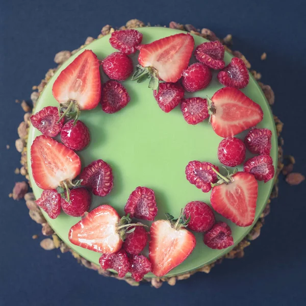 新鮮なイチゴとラズベリーをトッピングした美しいピスタチオの誕生日ケーキ — ストック写真