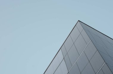 Kopya Alanı ile Minimalist Üçgen Mimari