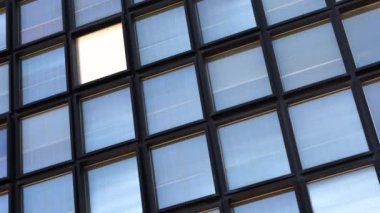 Bir havaalanının ofis pencerelerinden geçen bir uçağın yansıması.