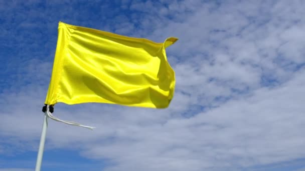 Slow Motion Yellow Golf Flag Flagstick Moving Wind Copy Space 图库视频