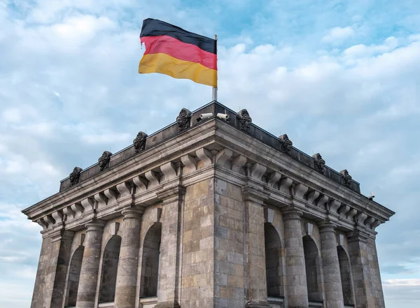 Bandiera Tedesca Sventola Cima Reichstag Berlino Germania — Foto Stock