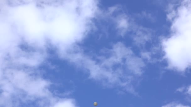 Piłka Golfowa Lecąca Kierunku Kamery Przeciwko Błękitnemu Niebu Chmurami — Wideo stockowe