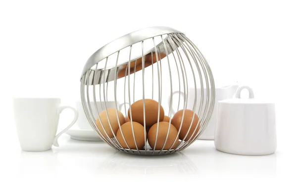 Un panier en fil moderne d'œufs dans un ensemble de cuisine blanc contemporain — Photo