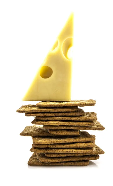 Schweizer Käse und Cracker auf weißem Hintergrund — Stockfoto