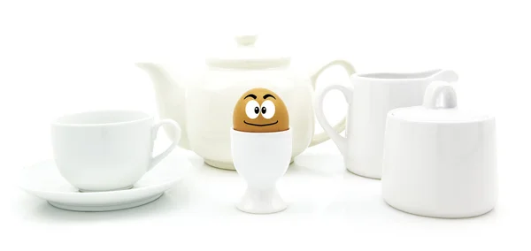 행복 한 얼굴 차 냄비와 컵 흰색 backgroun에 아침 식사 계란 — 스톡 사진