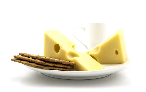 Svájci sajt és sós keksz, fehér háttér — Stock Fotó
