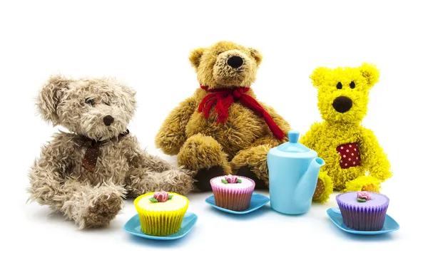 Oyuncak ayılar piknik çay ve kek üzerine beyaz bir arka plan ile — Stok fotoğraf