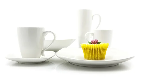 白い台所設定で黄色いカップケーキ — ストック写真