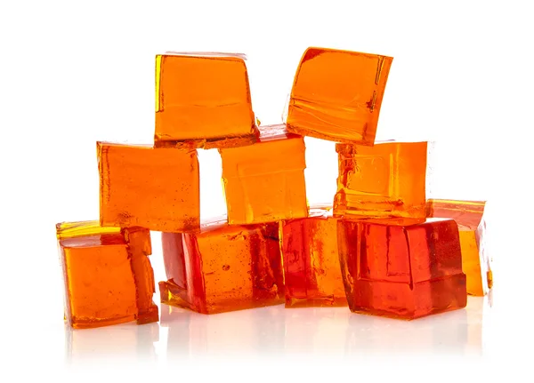 Cubos de geleia laranja no fundo branco — Fotografia de Stock