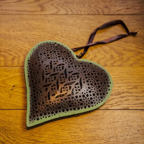 Corazón rústico sobre piso de madera — Foto de Stock