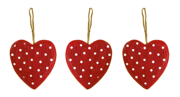 Três corações de madeira vermelha em um fundo branco — Fotografia de Stock