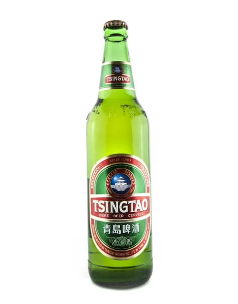 640ml flaska tsingtao öl på vit bakgrund, tsingtao bee — Stockfoto