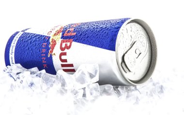 red bull enerji içeceği buz üzerinde beyaz bir arka plan üzerinde olabilir. 