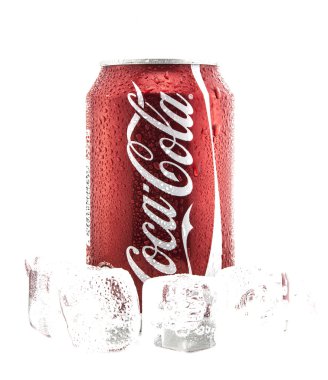 Coca-Cola buz üzerinde beyaz bir arka plan üzerinde olabilir.