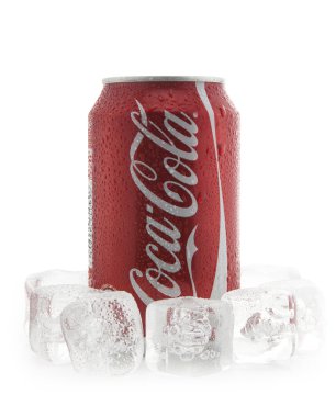 Coca-Cola buz üzerinde beyaz bir arka plan üzerinde olabilir.