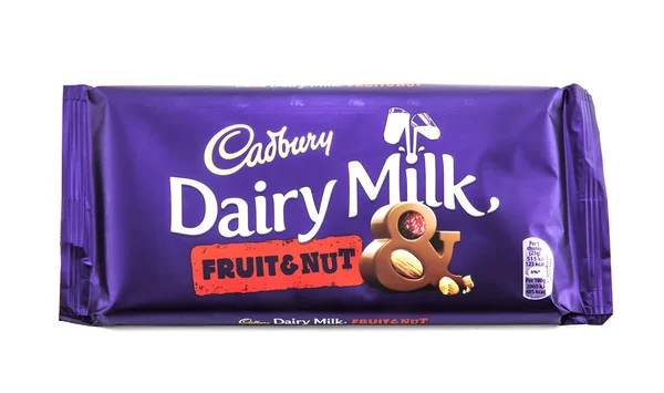 Cadburys 牛乳フルーツとナッツのチョコレートのバー — ストック写真