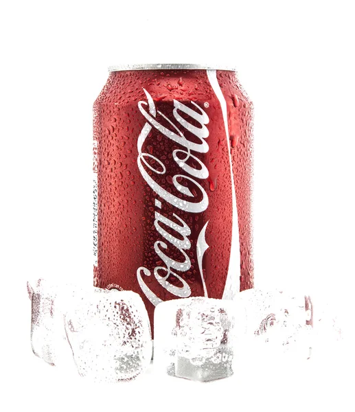 Lata de Coca-Cola sobre hielo sobre fondo blanco — Foto de Stock