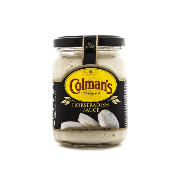 Jar de Colemans Salsa de rábano picante sobre un fondo blanco — Foto de Stock