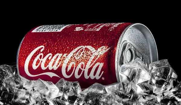 Is, a coca-cola egy ágyban, a jég fölött egy fekete háttér — Stock Fotó