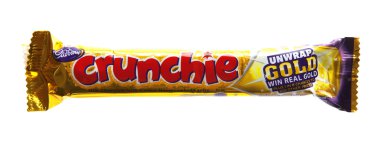Cadbury crunchie beyaz bir arka plan üzerinde çikolata bar