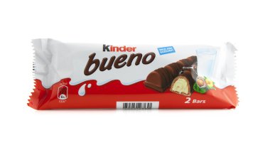 Halis bueno çikolatalı süt ve fındık baron beyaz bir arka plan