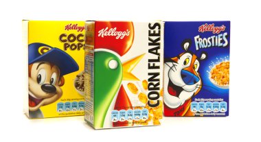 kelloggs çeşitli paketi beyaz zemin üzerine
