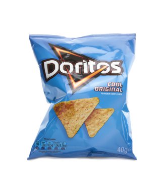 paket doritos mısır cipsi beyaz zemin üzerine. 