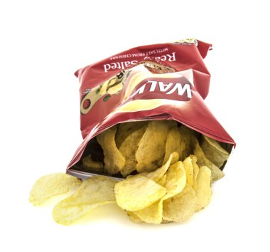 beyaz zemin üzerinde yürüyüşe hazır tuzlu cips paketi