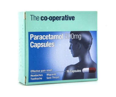 kutusu beyaz zemin üzerine 500mg Parasetamol kapsül