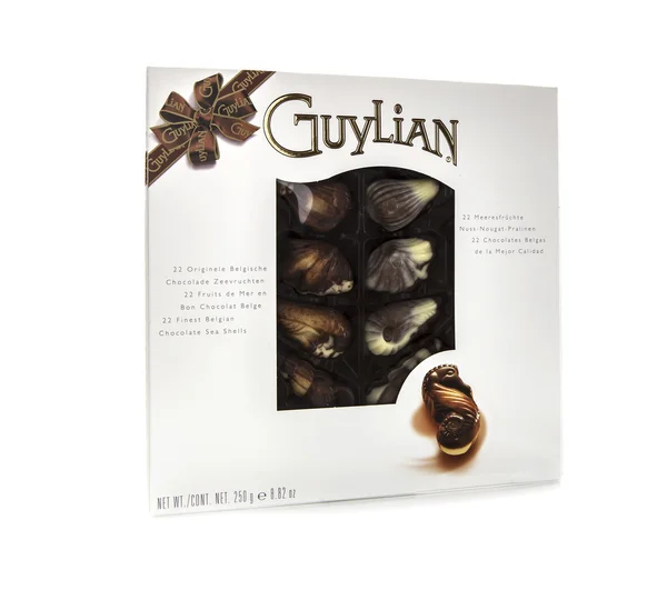 Guylian tengeri kagylókból belga csokoládé, a fehér háttér — Stock Fotó