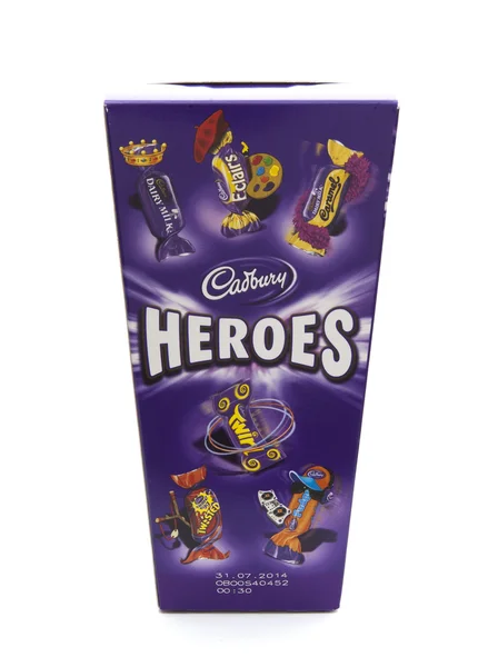 Cadburys 英雄チョコレートの詰め合わせ whire 古い背景のボックス — ストック写真