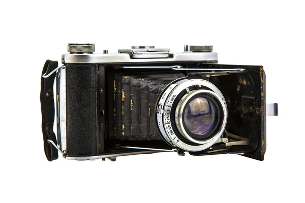 Старая хорошо изношенная винтажная кинокамера на белом фоне — стоковое фото