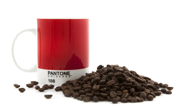 Pantone 186 mug with Coffee beans on a white background — Stock Photo, Image