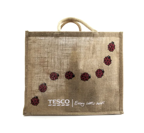 Tesco Mehrwegtasche für das Leben auf weißem Hintergrund — Stockfoto