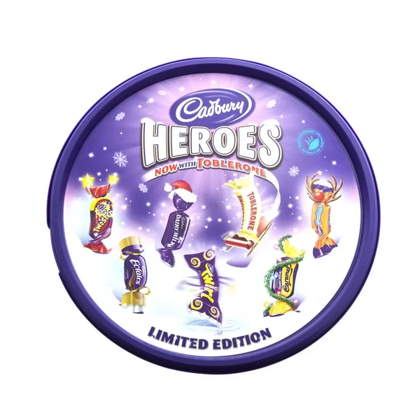 Tin of Cadburys Heroes Cioccolatini assortiti su un backgroun whire — Foto Stock