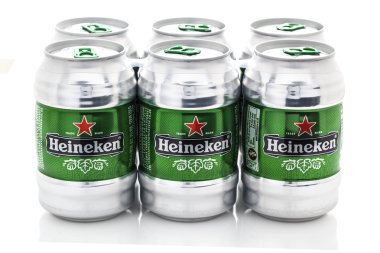 heineken bira beyaz zemin üzerine 6 kutu